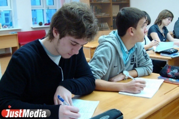  Школьники из Екатеринбурга обогнали на тренажере ЕГЭ учащихся из других регионов - Фото 1