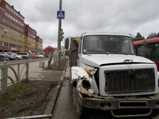 На Краснолесье грузовик сбил двух девушек  - Фото 1