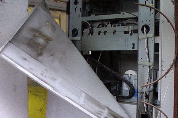 В Первоуральске неизвестные вскрыли банкомат в магазине - Фото 1