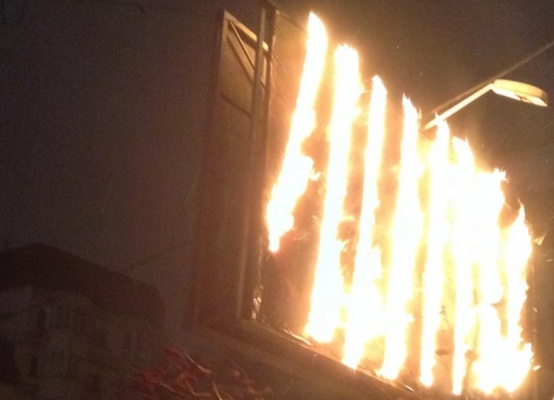 Сегодня ночью в центре города горел рекламный щит - Фото 1