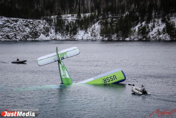 В Свердловской области самолет АН-2 погрузили в водоем - Фото 1