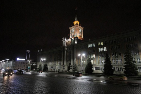Поздним вечером мэрия ударила световым флешмобом по областному бюджету - Фото 1