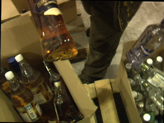 На подпольном складе в Екатеринбурге изъято более 60 тысяч литров алкоголя - Фото 1