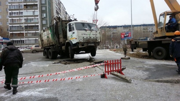 В Екатеринбурге «Камаз» упал в провал - Фото 1