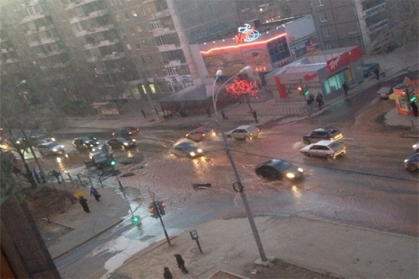 На улице Советская-Омская потоп, на место выехали сотрудники «Водоканала» - Фото 1