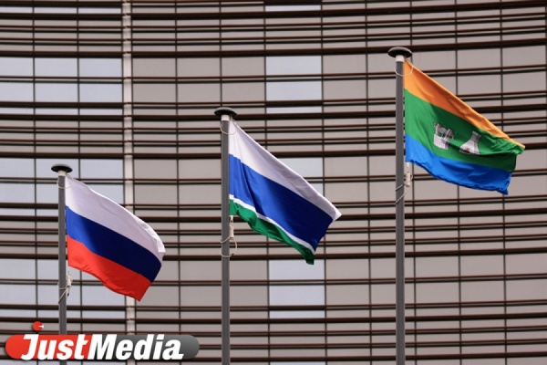 На здании администрации в Большом Истоке висел перевернутый российский флаг  - Фото 1
