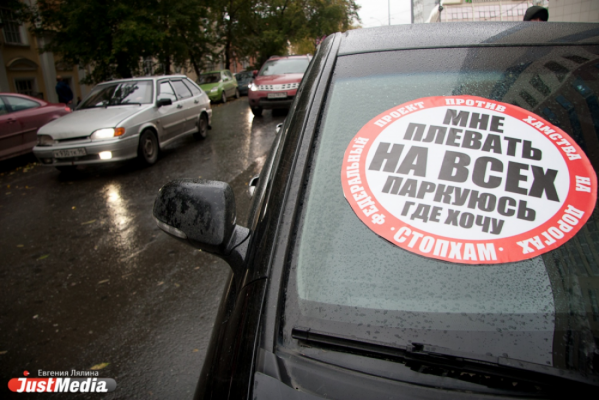 На прошлой неделе более 900 припаркованных под запрещающими знаками автомобилей было отправлено на штрафстоянки - Фото 1