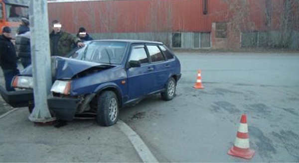 В Екатеринбурге водитель-новичок въехал в опору освещения. Пострадала девушка с ребенком - Фото 1
