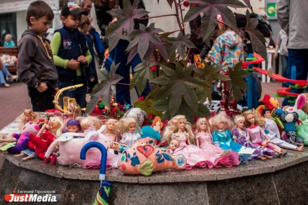В Екатеринбурге пройдет показ одежды 90-х  среди известных бумажных кукол и Барби - Фото 1