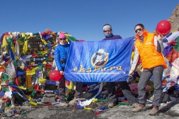  Путешественницы из Екатеринбурга установили флаг ЕКАБУ на одной из вершин Гималаев. - Фото 1