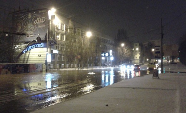 Очередное коммунальное ЧП в Екатеринбурге! Ночью улицу Шевченко залило холодной водой - Фото 1