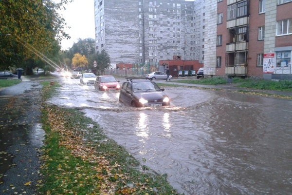 На Сортировке потоп. Машины скрывает водой по капот - Фото 1