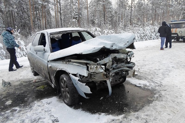 В двух утренних ДТП в Свердловской области погибли три человека, шестеро получили травмы - Фото 1