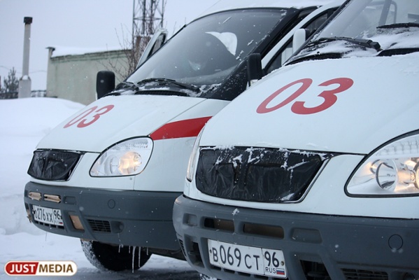 В Екатеринбурге автомобиль сбил на тротуаре женщину и ребенка - Фото 1