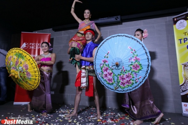 Жители Таиланда выбрали в Екатеринбурге лучший вариант своего национального наряда - Фото 1