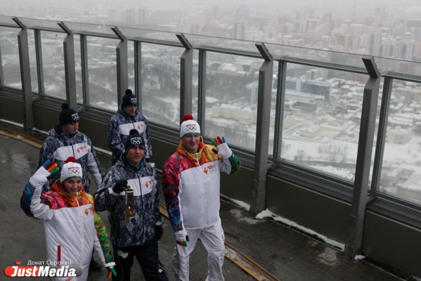 Олимпийский огонь подняли над Екатеринбургом - Фото 1