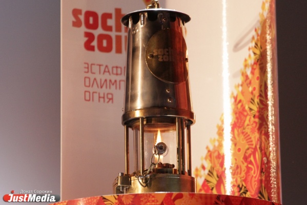 «Если не отойдешь, я тебе ухо откушу!», — сотрудники ФСО и пресса не нашли общий язык на эстафете олимпийского огня в Екатеринбурге - Фото 1
