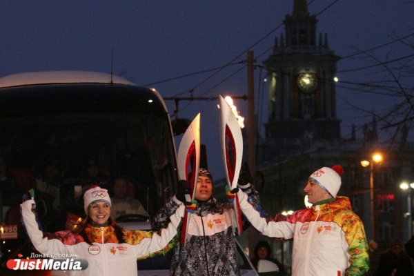Олимпийский огонь начал свое путешествие по Екатеринбургу - Фото 1