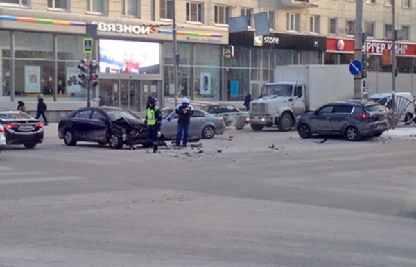 В Екатеринбурге на проспекте Ленина произошло два ДТП - Фото 1