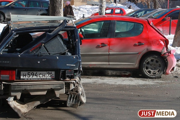 В Ирбите в столкновении двух машин пострадали четыре человека. Позднее один из них скончался в больнице - Фото 1