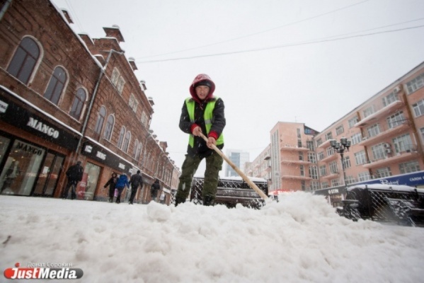 В выходные коммунальщики поработали ударно: с улиц Екатеринбурга вывезено 33 тонны снега - Фото 1