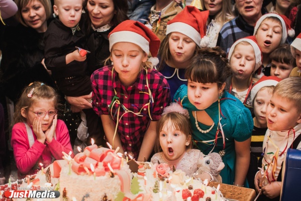 Новогодние именинники спели хором поздравительную песню и задули свечи на огромном торте  - Фото 1
