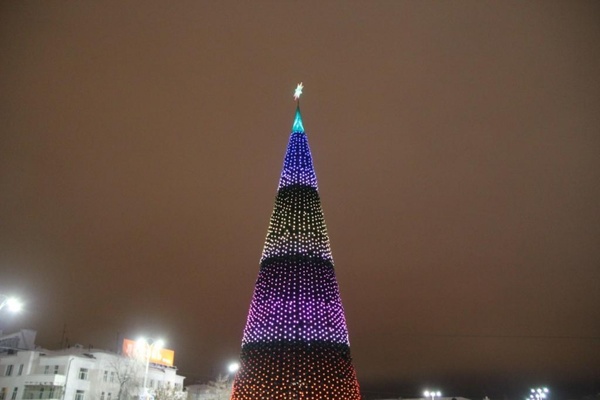 В Екатеринбурге зажглась главная городская елка - Фото 1
