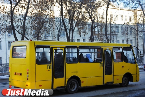 В Екатеринбурге нетрезвый пешеход набежал на движущийся автобус - Фото 1