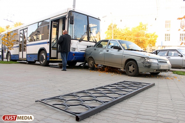 В Екатеринбурге водитель «маршрутки» спровоцировал массовое ДТП с участием автобуса - Фото 1