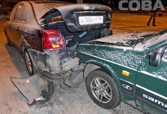 В Екатеринбурге водитель ВАЗа «догнал» «Тойоту», которая остановилась на перекрестке - Фото 1