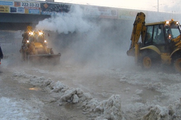 Каша из снега и «туман». Из-за утренней коммунальной аварии закрыто движение транспорта по Малышева - Фото 1