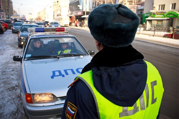 В Екатеринбурге водитель такси проехал по тротуару и чуть не сбил ребенка - Фото 1