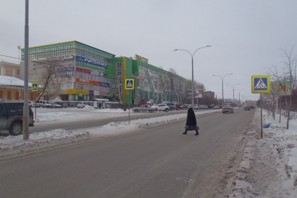 В Екатеринбурге на нерегулируемом пешеходном переходе иномарка сбила пенсионера - Фото 1
