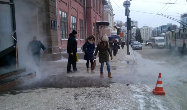 Карла-Либкнехта заливает кипятком. В Екатеринбурге в здании МСЧ прорывало трубу отопления - Фото 1