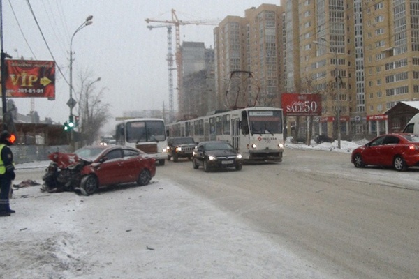 В Екатеринбурге две машины не поделили дорогу. Три человека получили травмы головы и переломы - Фото 1
