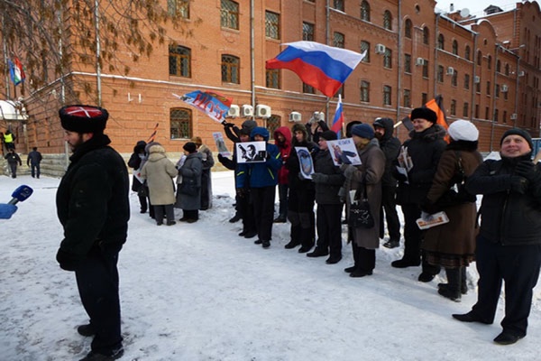 Уральские морозы не поддержали горожан, пикетирующих консульство США с требованием не вмешиваться в дела Украины - Фото 1
