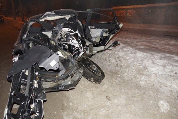 В Екатеринбурге водитель «КИА» разбил свою машину всмятку об столб. Пострадали четыре человека - Фото 1