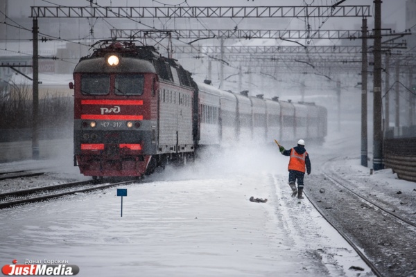 Снегопады не повлияли на движение поездов по Свердловской железной дороге - Фото 1