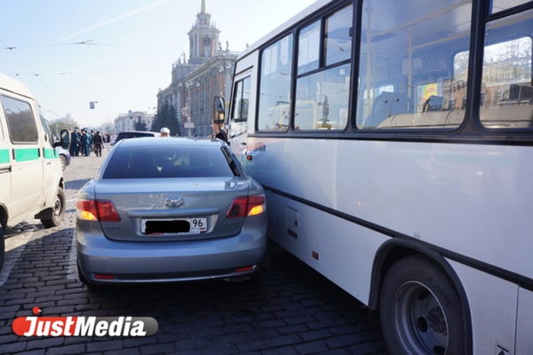 В Екатеринбурге столкнулись три легковушки и автобус. Есть пострадавшие - Фото 1