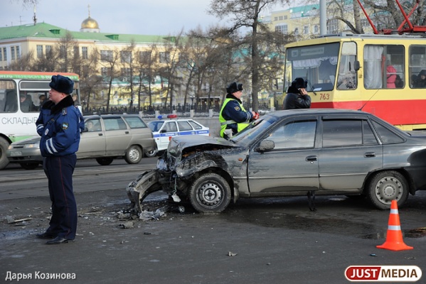 В Екатеринбурге «Мерседес» столкнулся с ВАЗом. От удара «пятнадцатую» отбросило в дерево - Фото 1