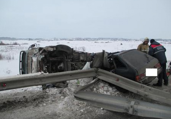 Ужас! В Камышлове в лобовом столкновении с фурой погибли водитель и два пассажира легковушки - Фото 1
