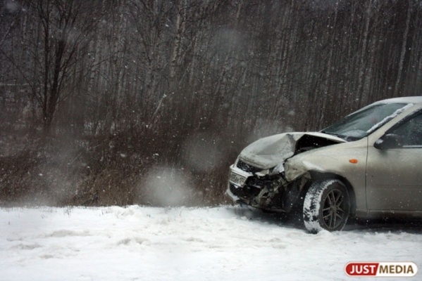 В Свердловской области из-за снегопадов вновь выросло количество ДТП - Фото 1