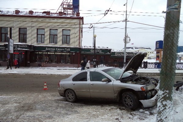 В Екатеринбурге водитель иномарки сбил двух пешеходов и врезался в ограждение моста - Фото 1