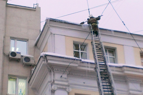 Неожиданно! В Екатеринбурге сегодня сосульки с крыши сбивали с помощью пожарной машины - Фото 1