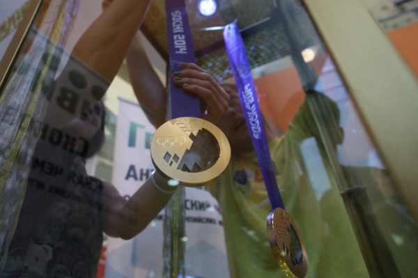 В Екатеринбурге открылась олимпийская выставка: горожане увидели медали и сфотографировались на память со спортсменами - Фото 1