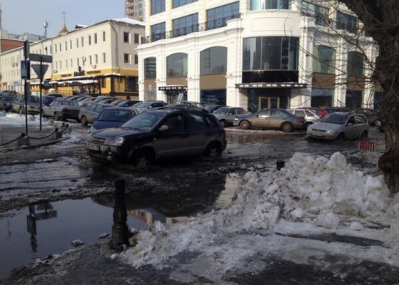В Екатеринбурге Радищева и Сакко и Ванцетти затопило мыльной водой - Фото 1