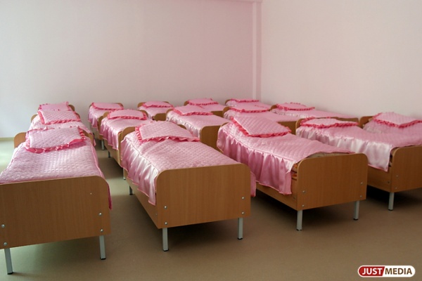 В ачитском детском саду воспитанники старшей группы сидели за столиками для малышей и спали на крышках от кроватей - Фото 1