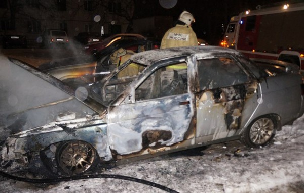 На Эльмаше ночью сгорели две машины. Владелец одного из авто предположил, что это поджог  - Фото 1