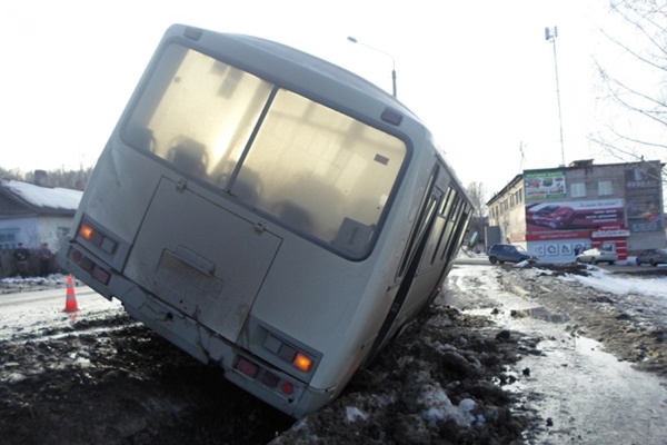 В Ирбите автобус с нетрезвым водителем попал в ДТП. Пострадали два человека - Фото 1
