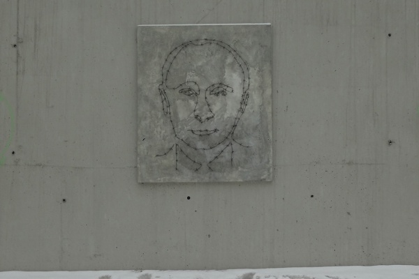 Уличный художник из Екатеринбурга подарил судьям портрет Путина из колючей проволоки - Фото 1